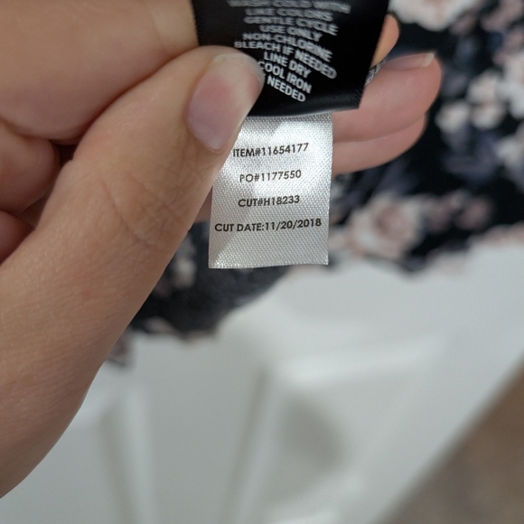 Torrid Black Floral Textured Woven With Eyelet Trim Cold Shoulder Top Size 1 - Picture 14 of 15